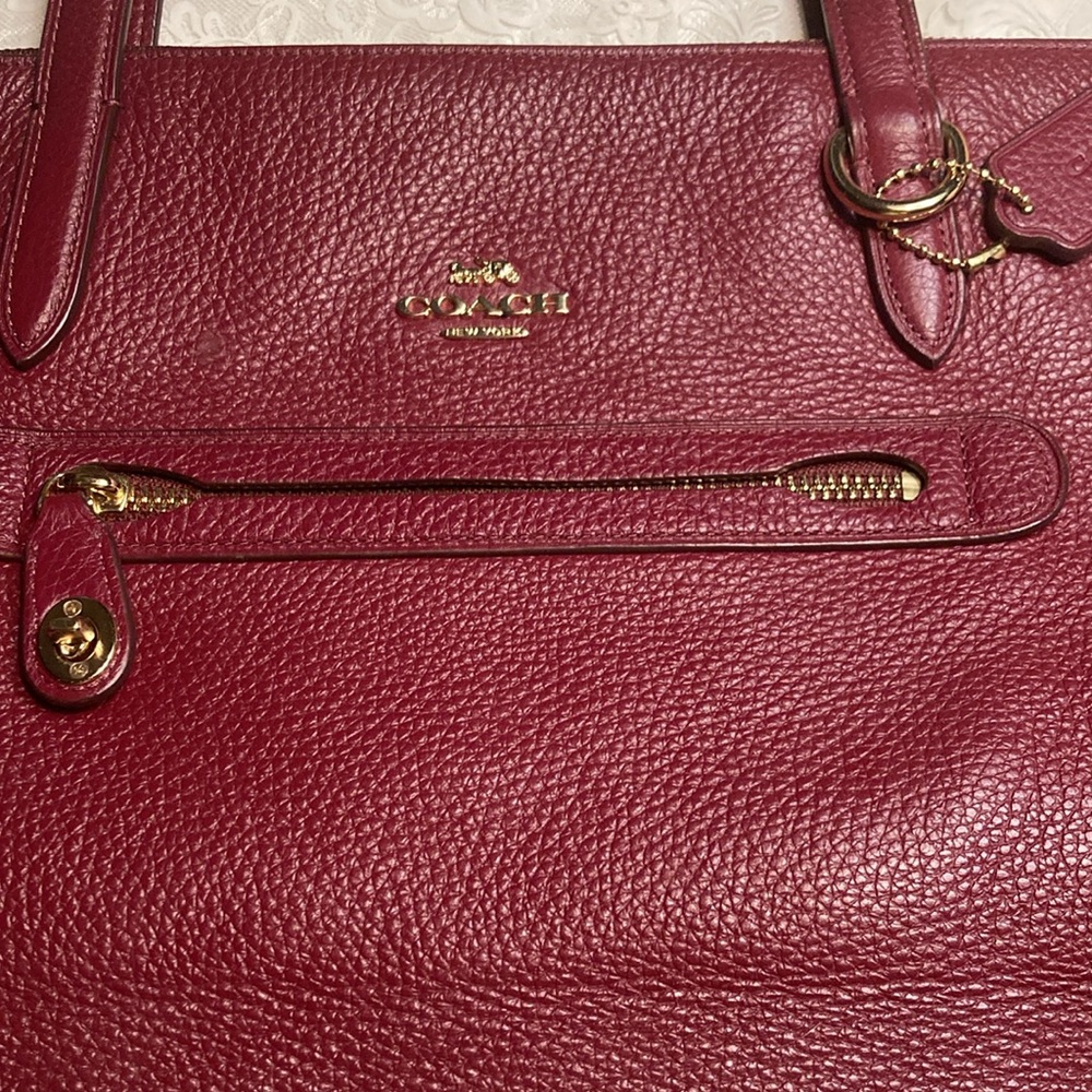 COACH lg. w/2 straps, front zip pocket w/zip & lock, tag on gt chain - Picture 4 of 14